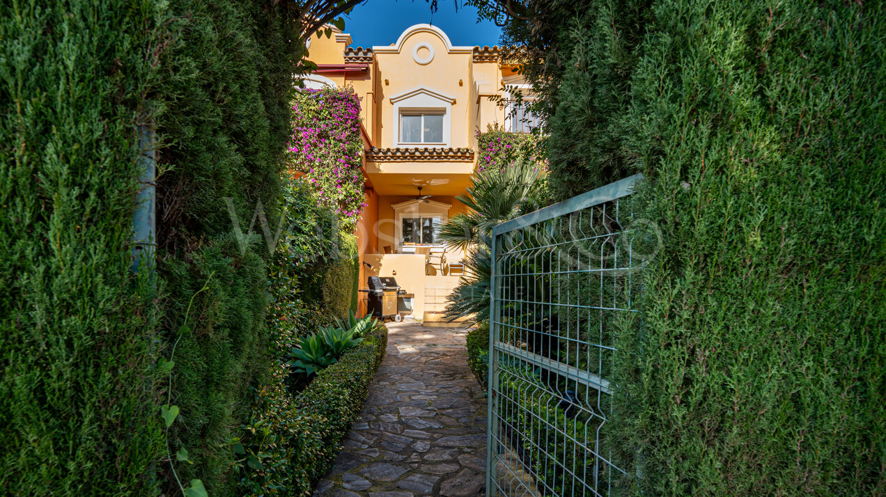 Stately townhouse in quiet & prestigious enclave