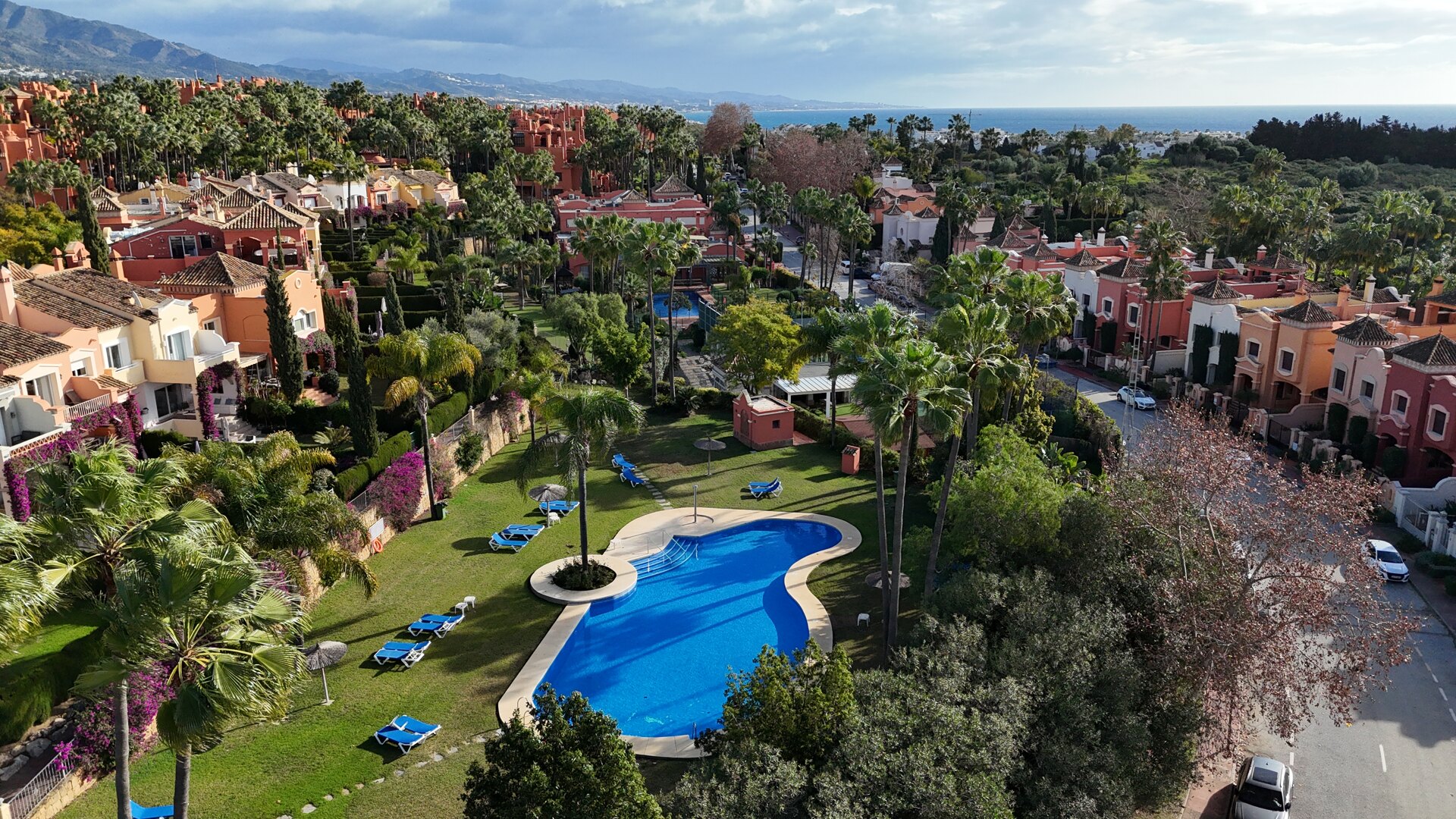 Stately townhouse in quiet & prestigious enclave