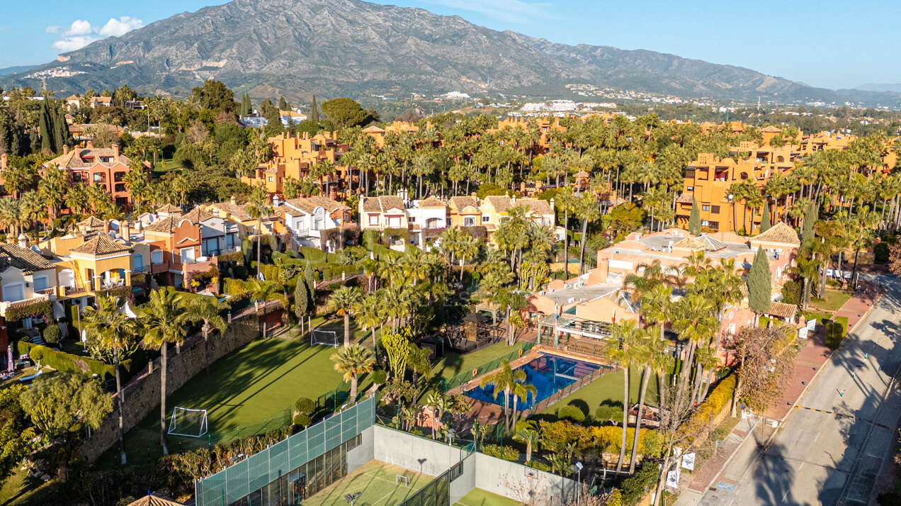 Stately townhouse in quiet & prestigious enclave