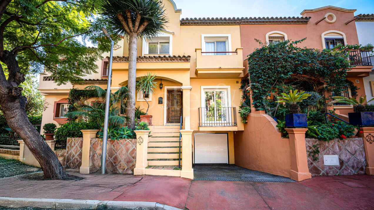 Stately townhouse in quiet & prestigious enclave