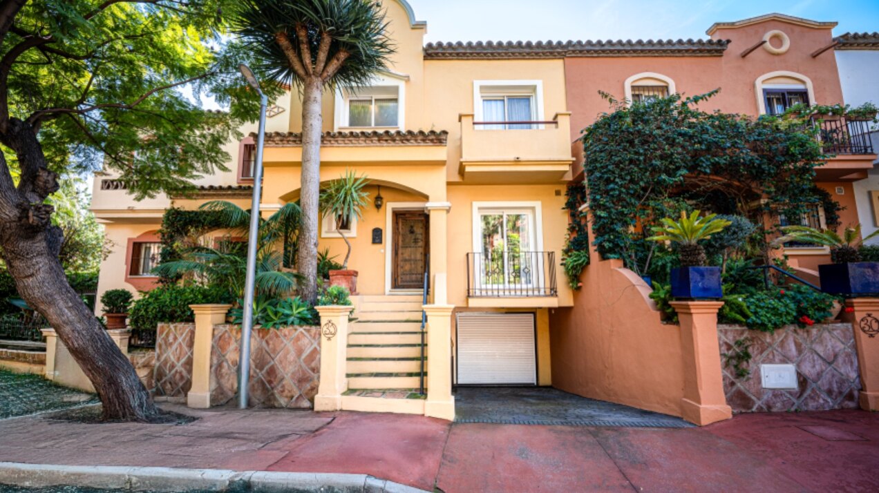 Stately 4 bedroom townhouse in quiet leafy streets in a renowned gated community is chic & welcoming