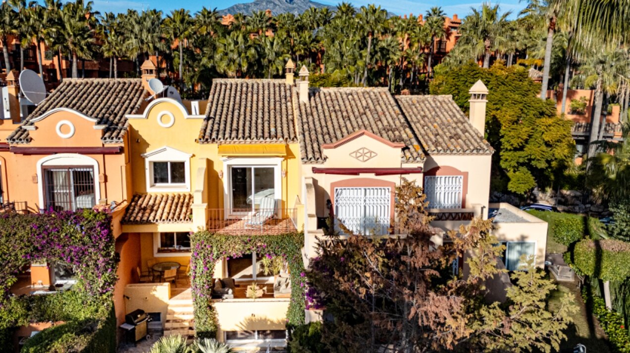 Stately 4 bedroom townhouse in quiet leafy streets in a renowned gated community is chic & welcoming