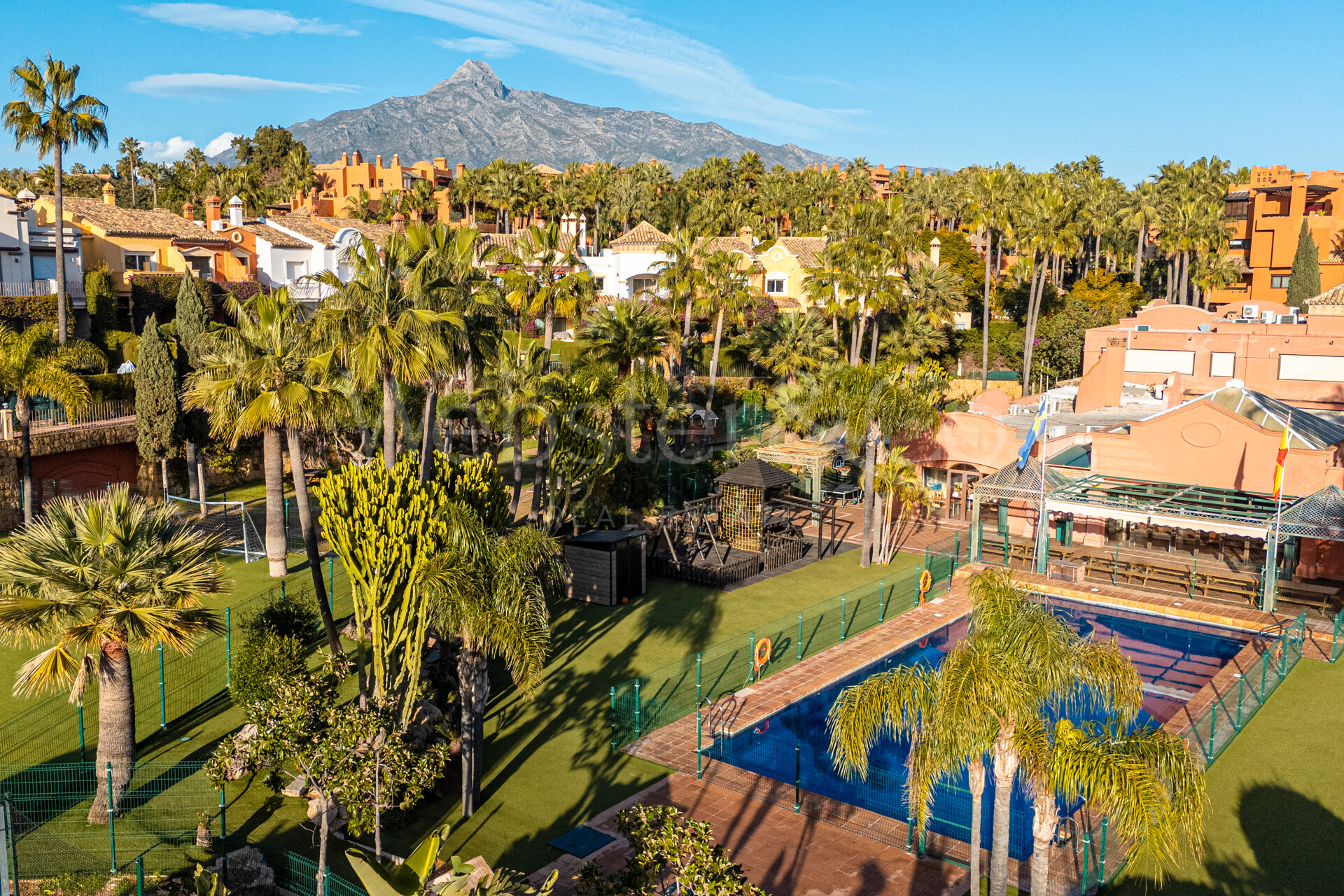 Casa adosada en enclave de élite, tranquilo y distinguido