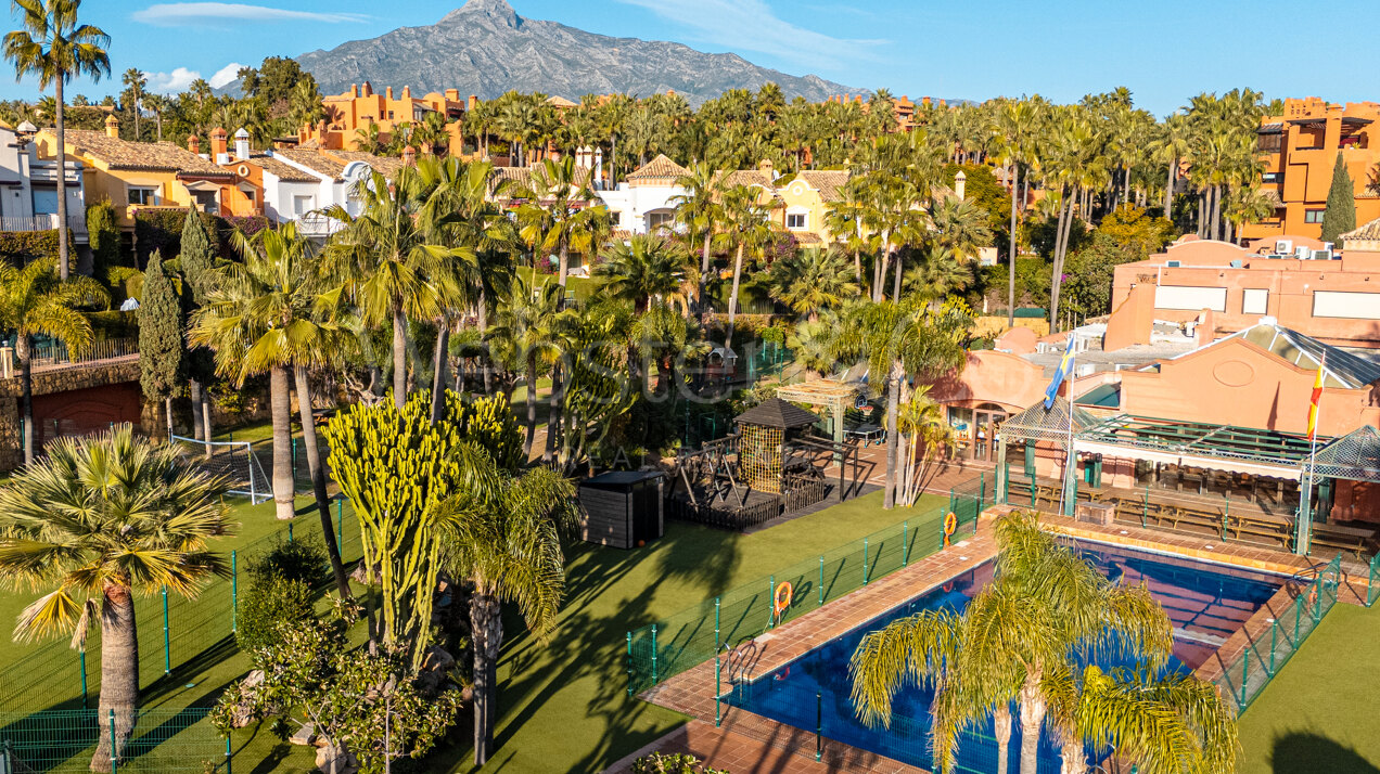 Stately townhouse in quiet & prestigious enclave