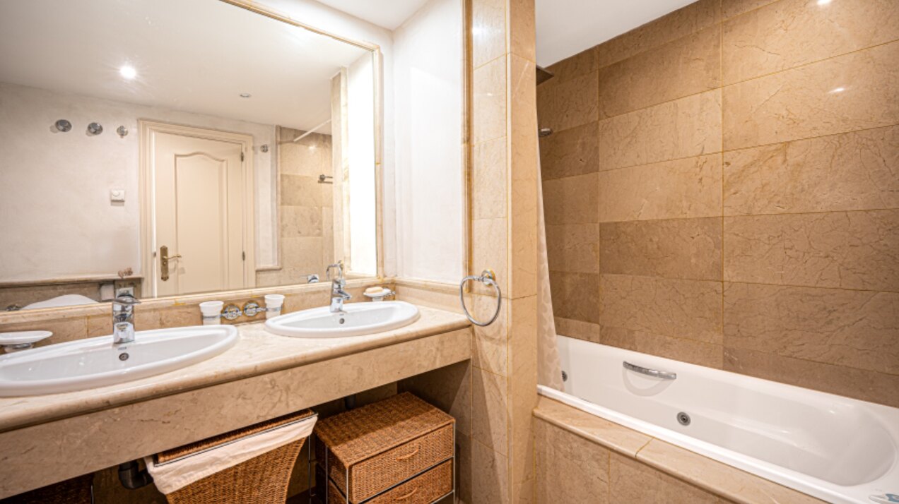 Stately 4 bedroom townhouse in quiet leafy streets in a renowned gated community is chic & welcoming