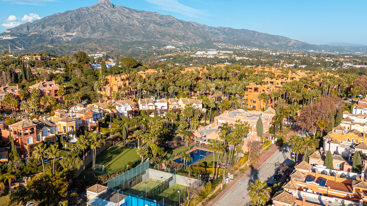 Stately townhouse in quiet & prestigious enclave