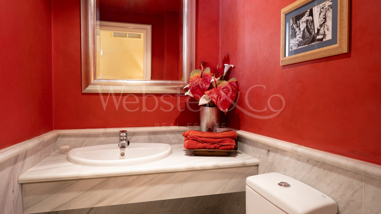 Stately townhouse in quiet & prestigious enclave