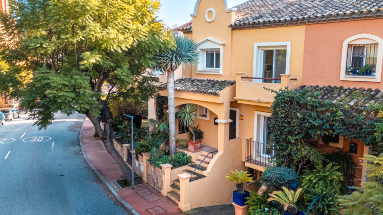 Stately 4 bedroom townhouse in quiet leafy streets in a renowned gated community is chic & welcoming