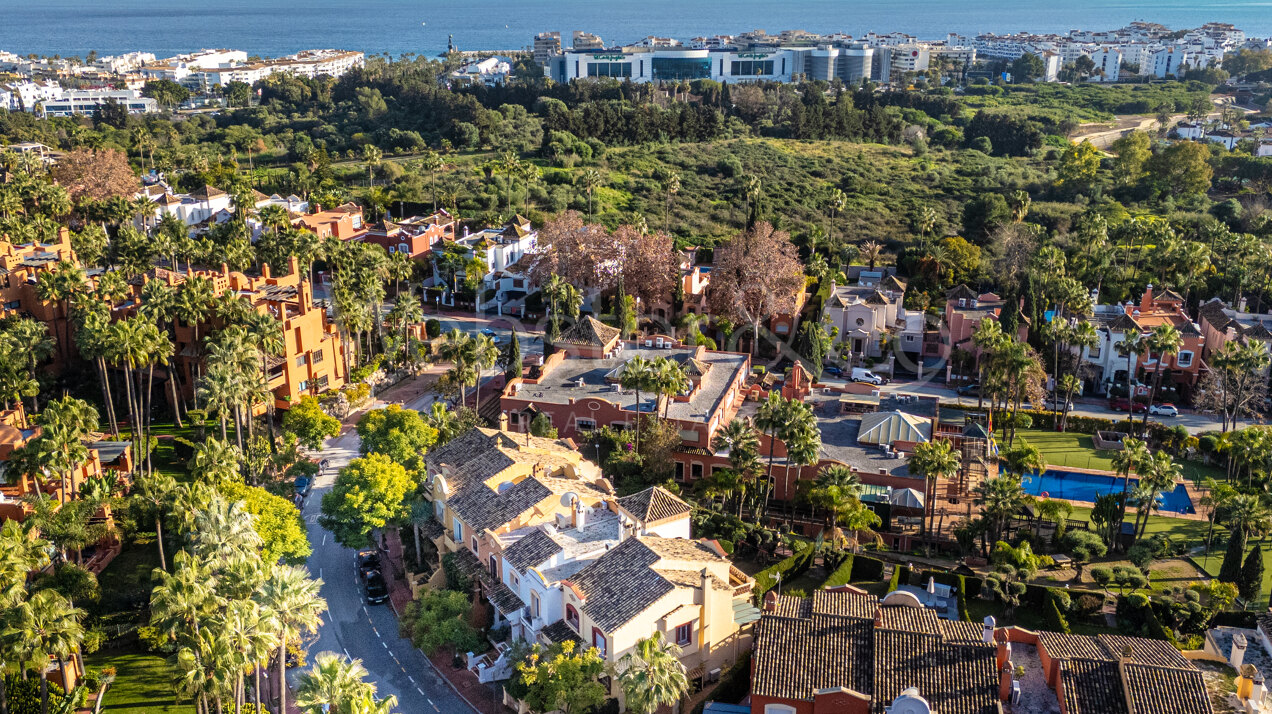 Stately townhouse in quiet & prestigious enclave