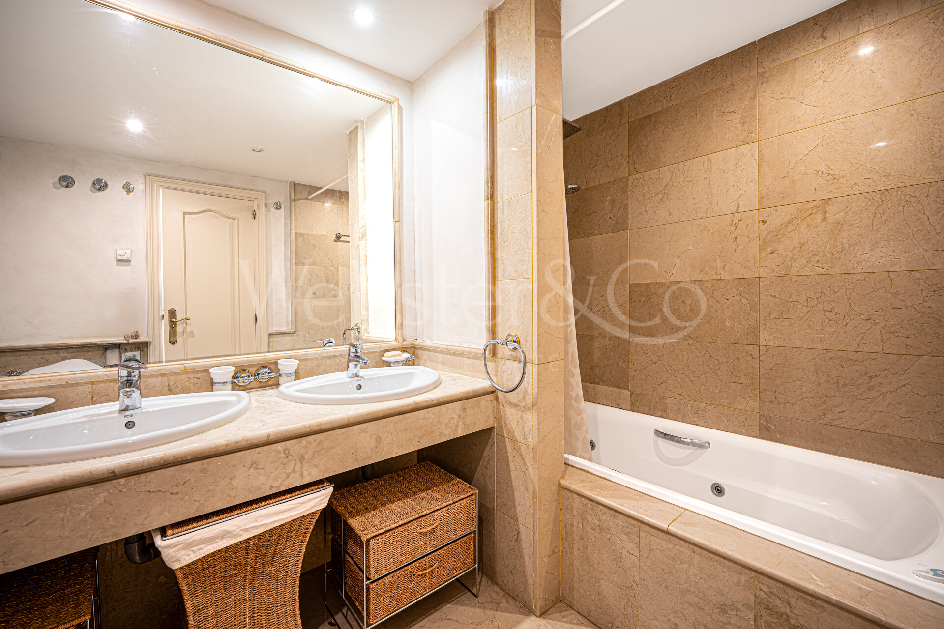 Casa adosada en enclave de élite, tranquilo y distinguido