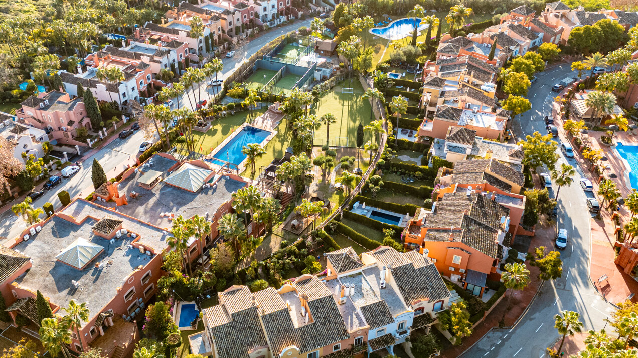 Stately townhouse in quiet & prestigious enclave