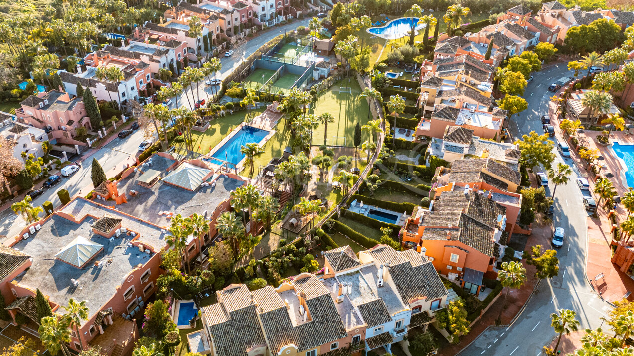 Stately townhouse in quiet & prestigious enclave