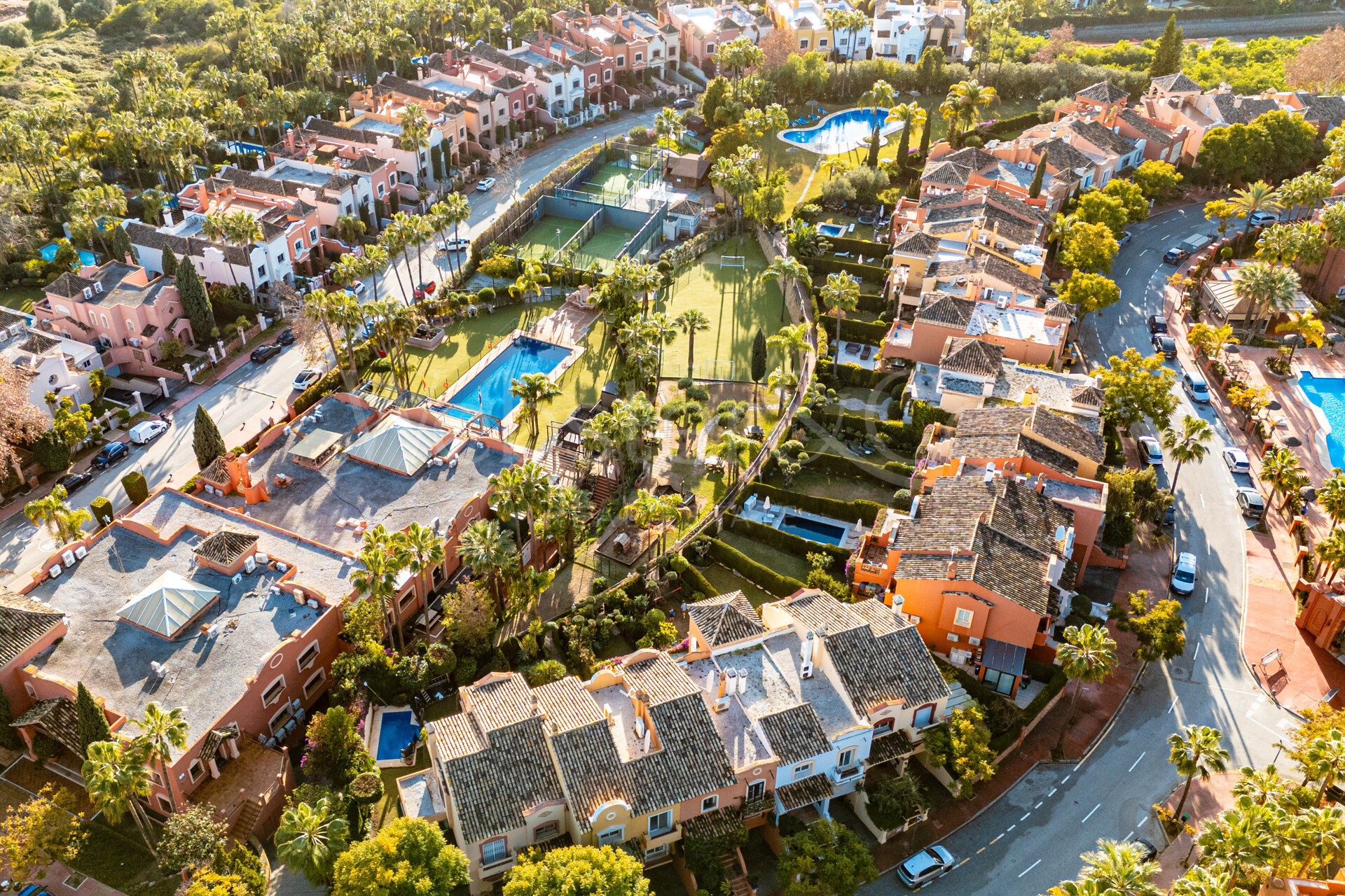 Casa adosada en enclave de élite, tranquilo y distinguido
