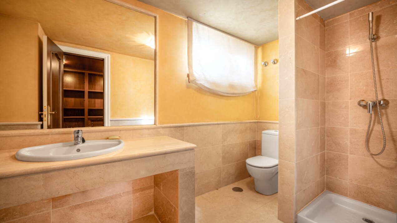 Stately 4 bedroom townhouse in quiet leafy streets in a renowned gated community is chic & welcoming