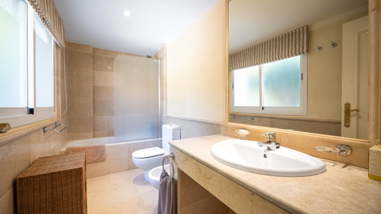 Stately 4 bedroom townhouse in quiet leafy streets in a renowned gated community is chic & welcoming