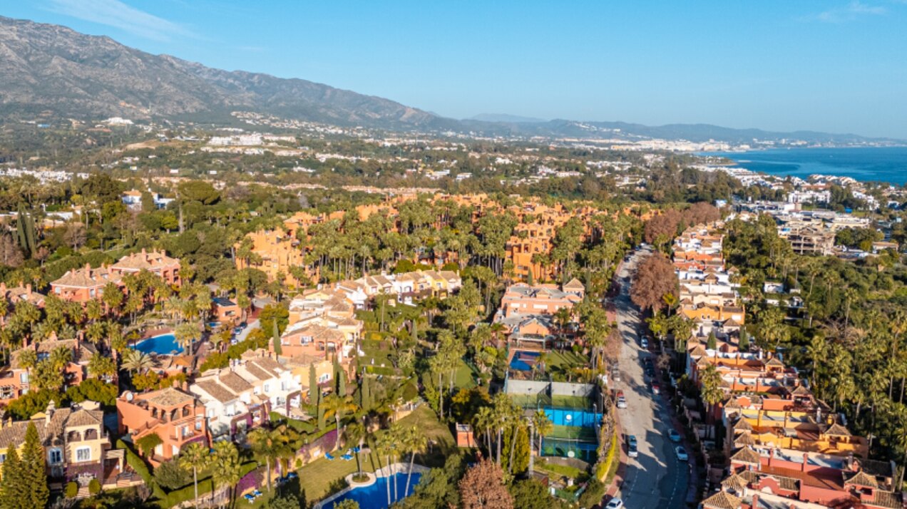 Stately 4 bedroom townhouse in quiet leafy streets in a renowned gated community is chic & welcoming