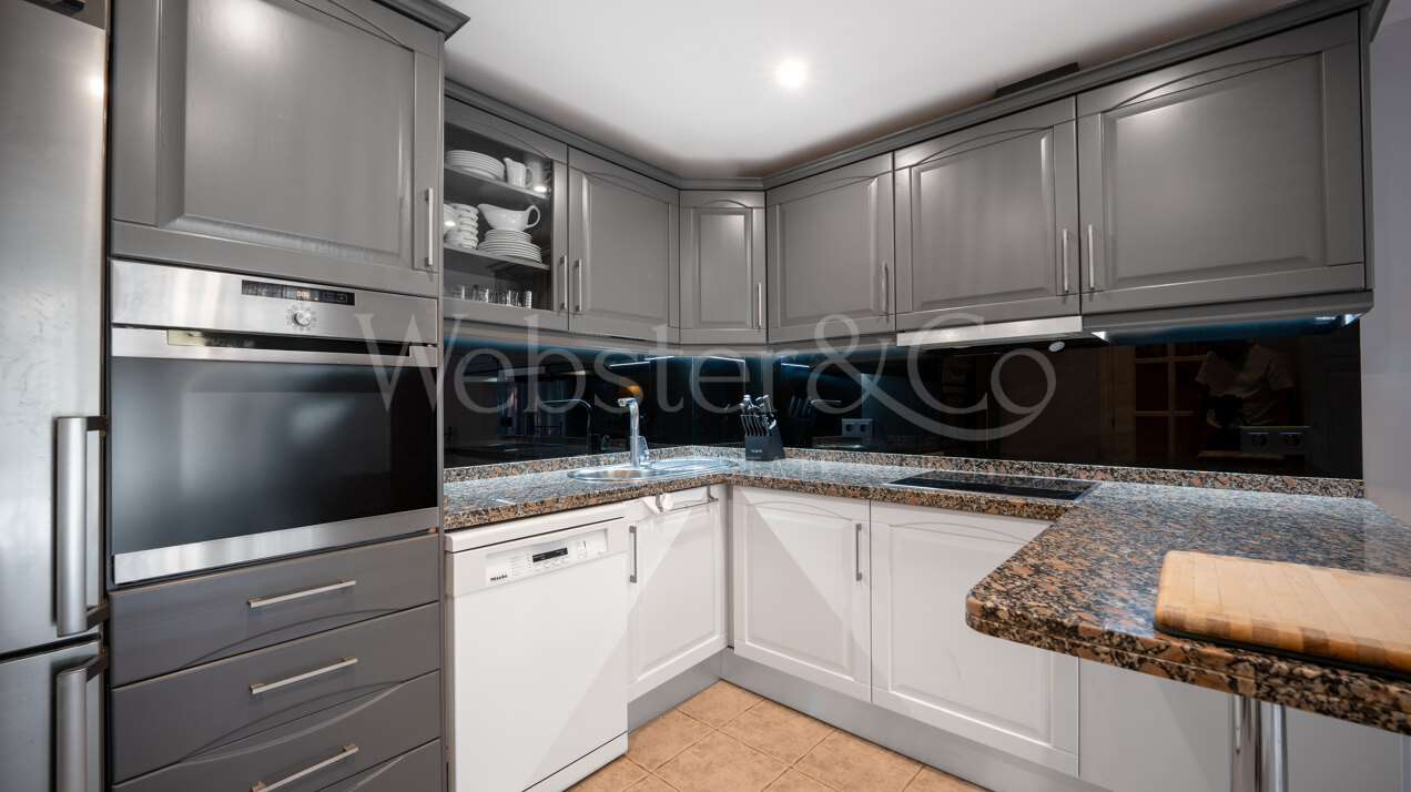 Stately townhouse in quiet & prestigious enclave