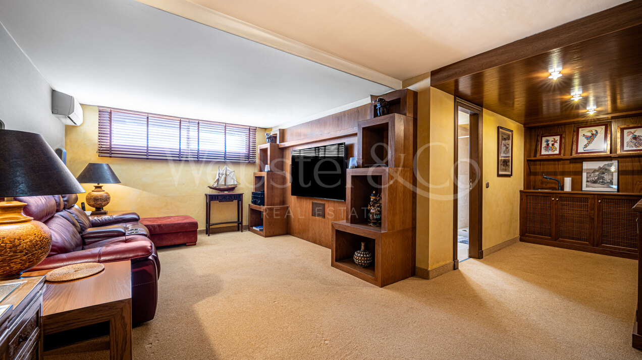 Stately townhouse in quiet & prestigious enclave