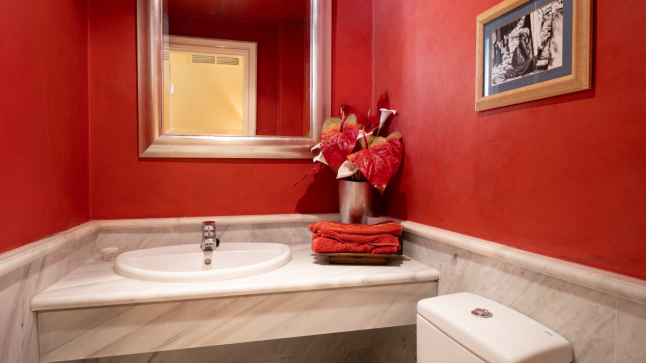 Stately 4 bedroom townhouse in quiet leafy streets in a renowned gated community is chic & welcoming
