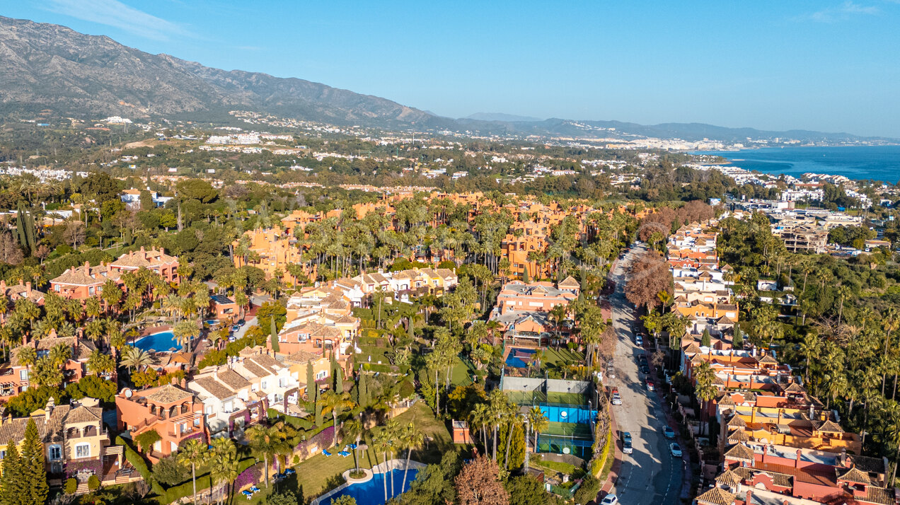 Stately townhouse in quiet & prestigious enclave