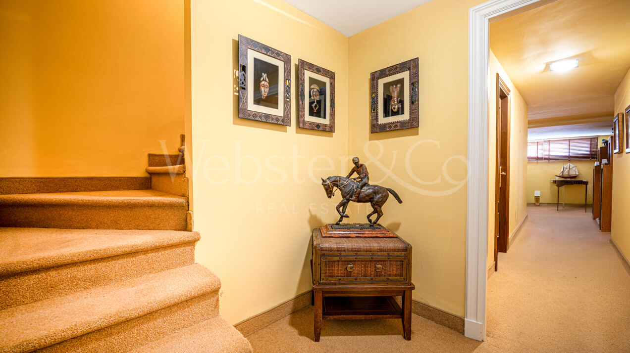 Stately townhouse in quiet & prestigious enclave