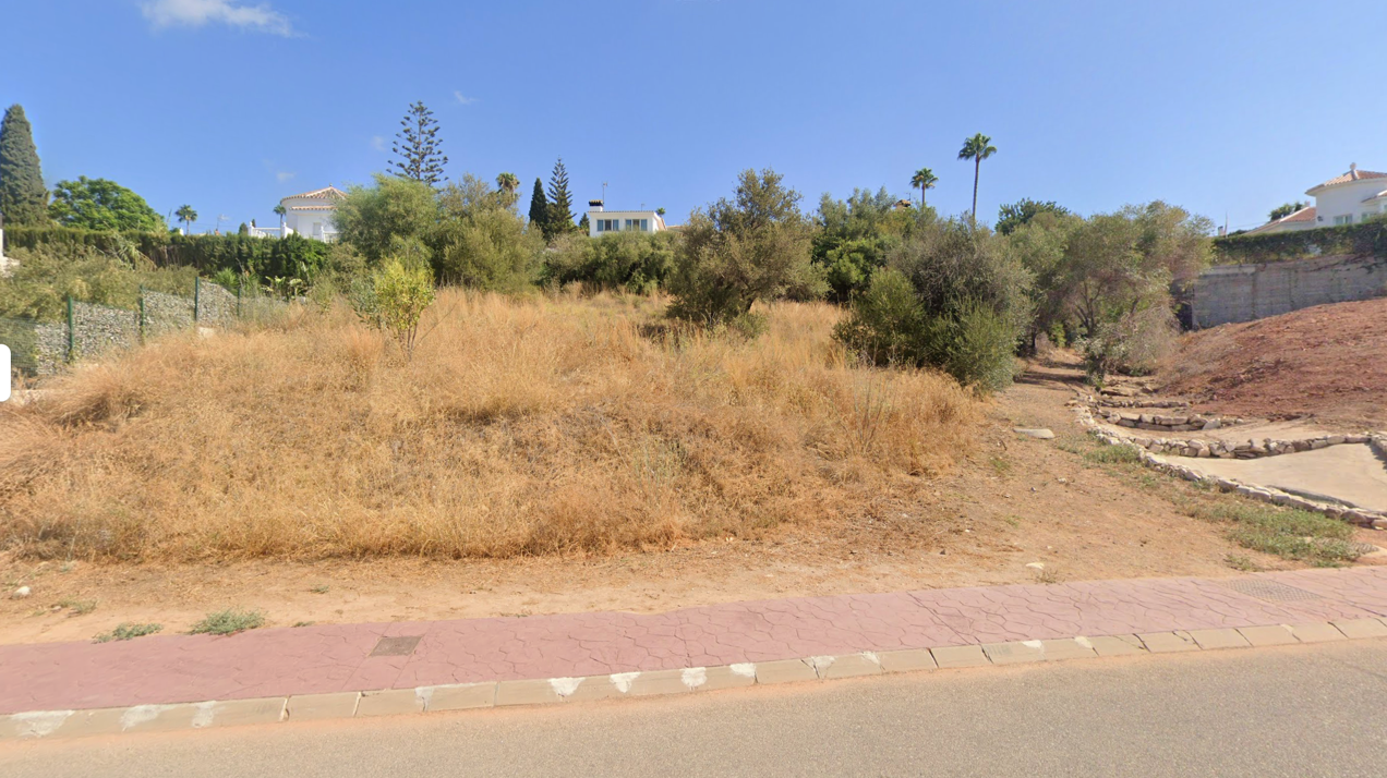 Fully licensed, construction-ready plot in Mijas