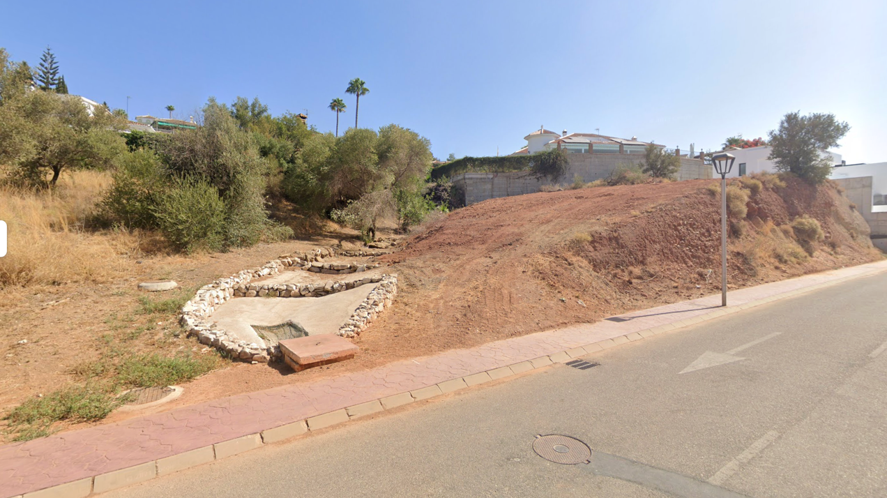 Fully licensed, construction-ready plot in Mijas