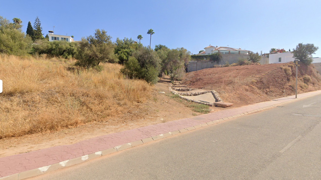 Fully licensed, construction-ready plot in Mijas