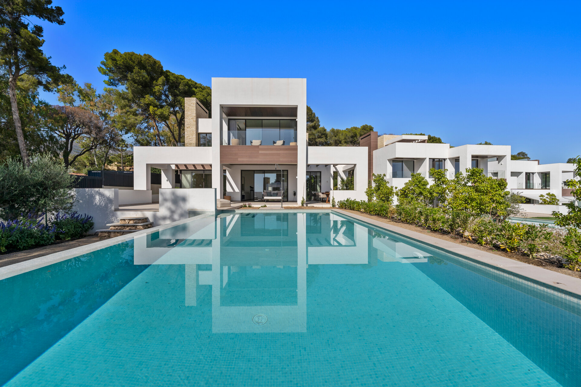 Understated elegant 4 bed villa nestled in luxury community on Marbellas Golden Mile