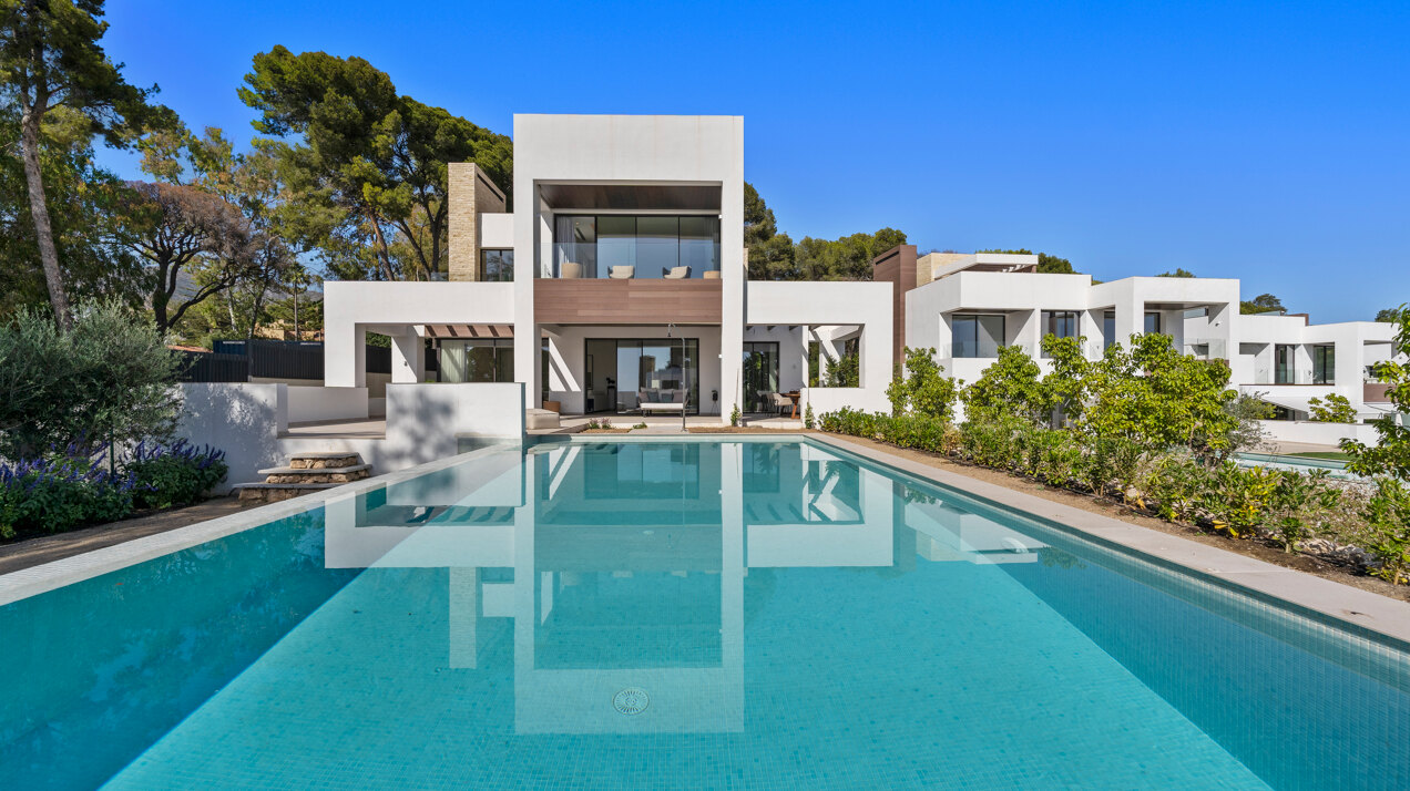 Understated elegant 4 bed villa nestled in luxury community on Marbellas Golden Mile