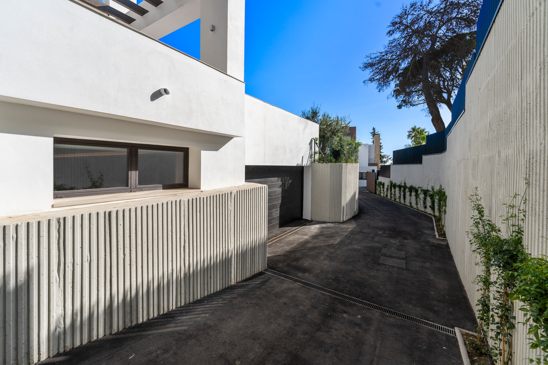 Understated elegant 4 bed villa nestled in luxury community on Marbellas Golden Mile
