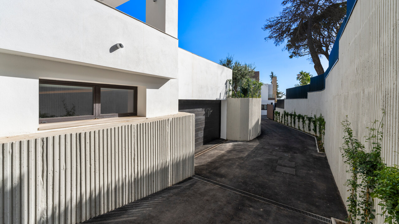 Understated elegant 4 bed villa nestled in luxury community on Marbellas Golden Mile