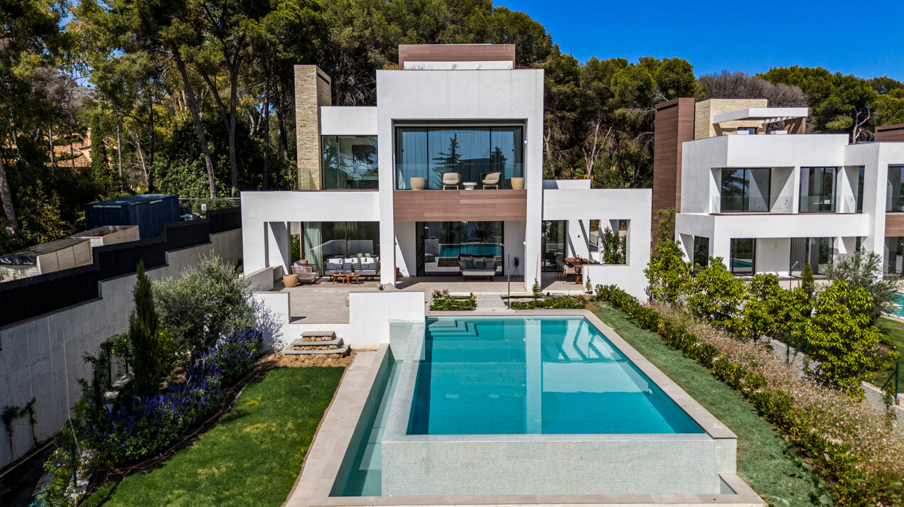 Understated elegant 4 bed villa nestled in luxury community on Marbellas Golden Mile