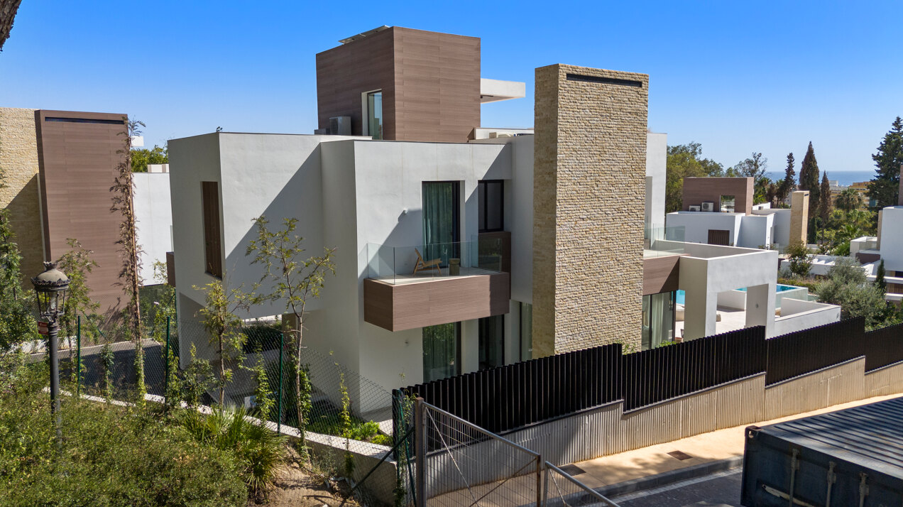 Understated elegant 4 bed villa nestled in luxury community on Marbellas Golden Mile