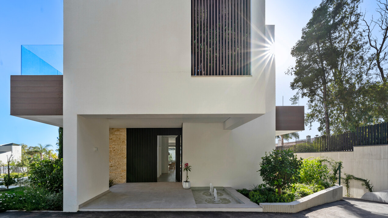 Understated elegant 4 bed villa nestled in luxury community on Marbellas Golden Mile