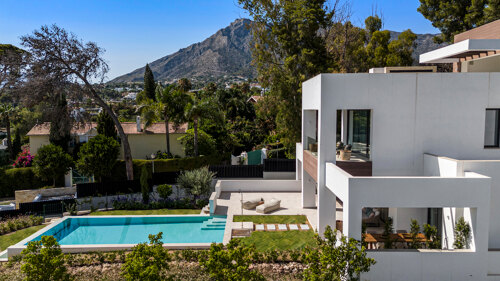 Understated elegant 4 bed villa nestled in luxury community on Marbellas Golden Mile