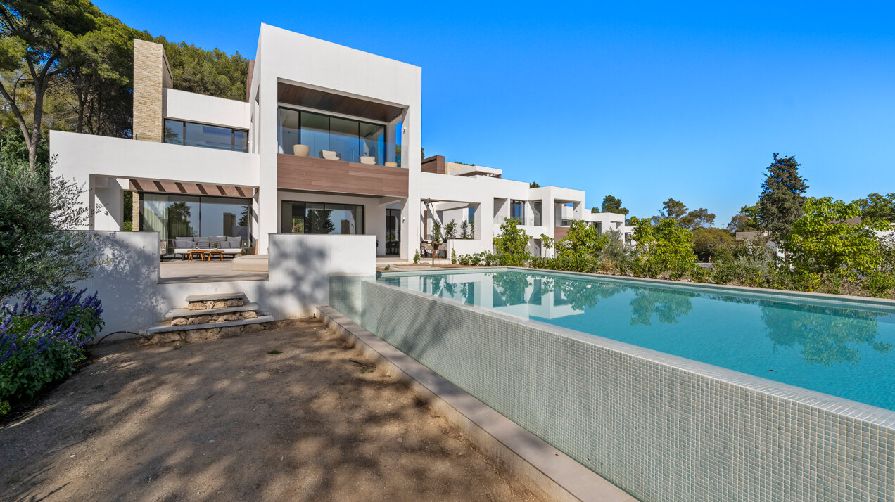 Understated elegant 4 bed villa nestled in luxury community on Marbellas Golden Mile
