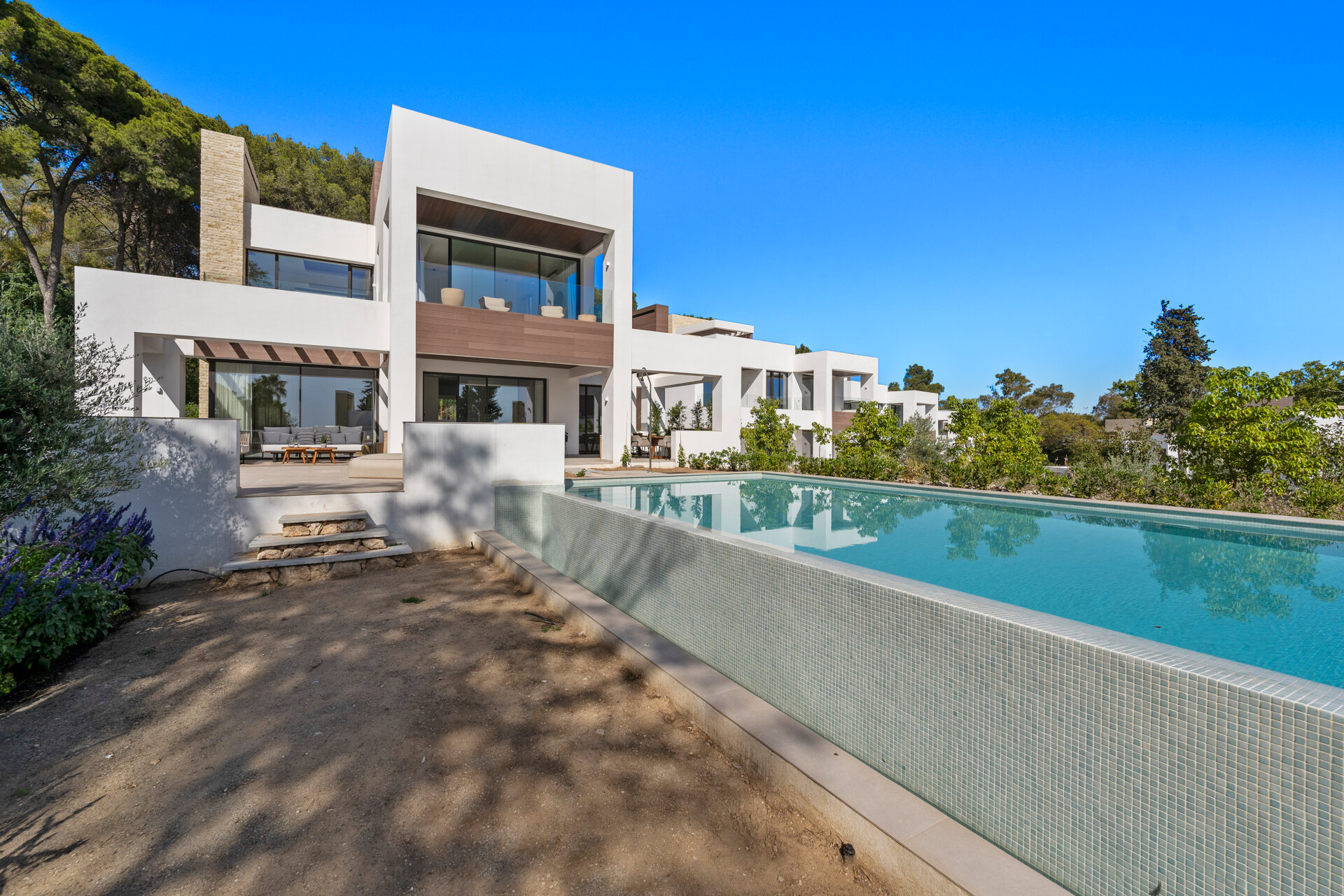 Understated elegant 4 bed villa nestled in luxury community on Marbellas Golden Mile