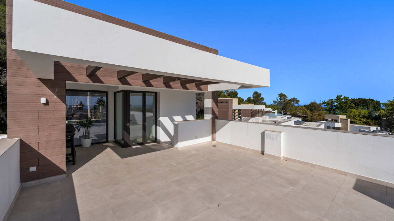 Understated elegant 4 bed villa nestled in luxury community on Marbellas Golden Mile
