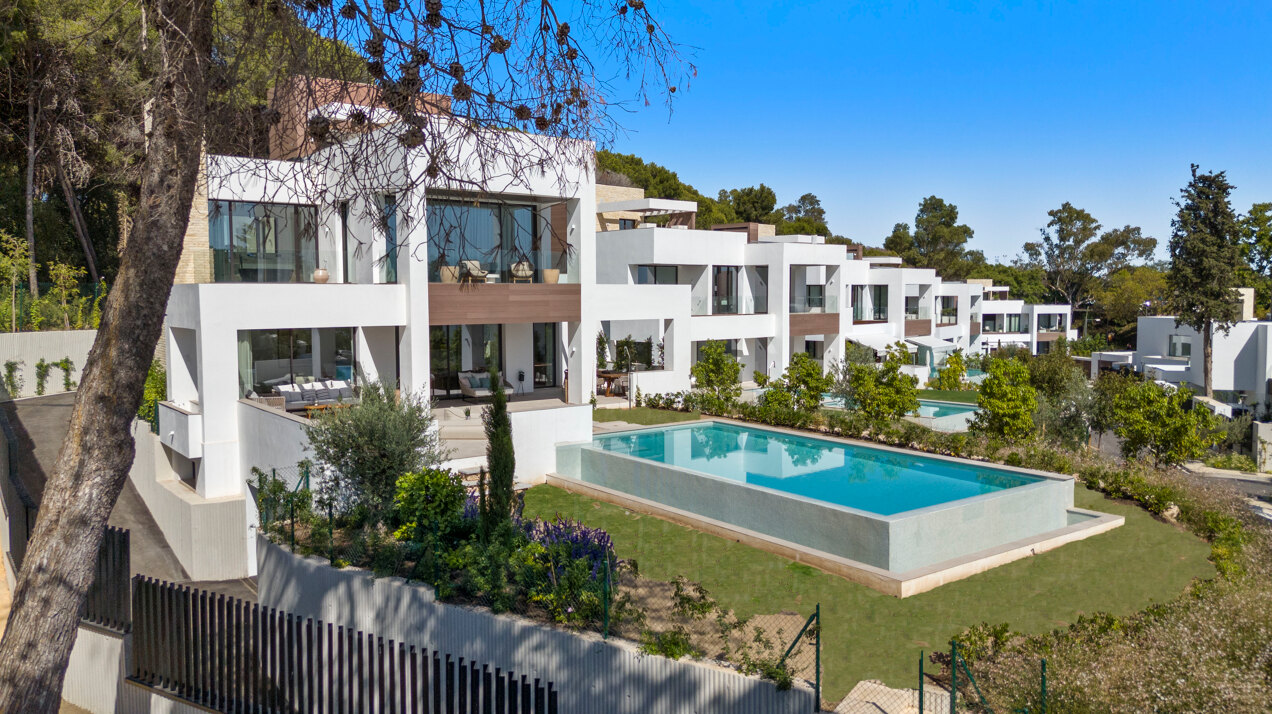 Understated elegant 4 bed villa nestled in luxury community on Marbellas Golden Mile