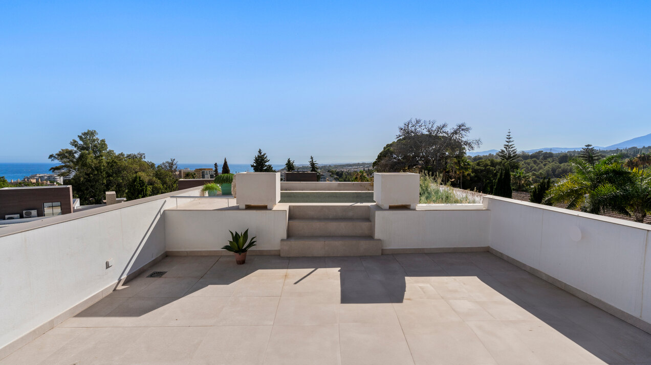Understated elegant 4 bed villa nestled in luxury community on Marbellas Golden Mile