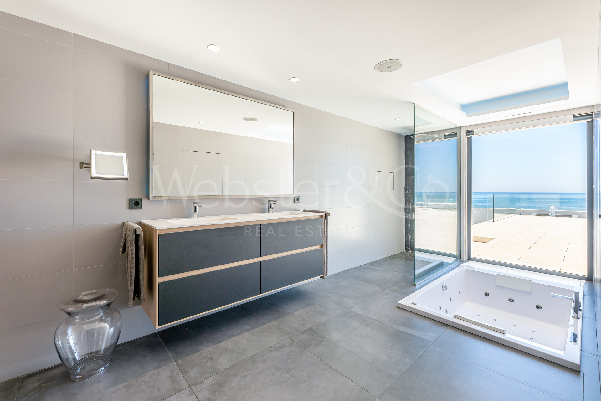 Villa en Primera Línea de Playa en Mijas Costa