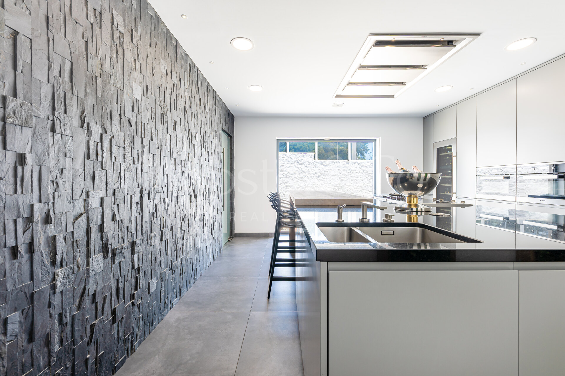 Villa en Primera Línea de Playa en Mijas Costa