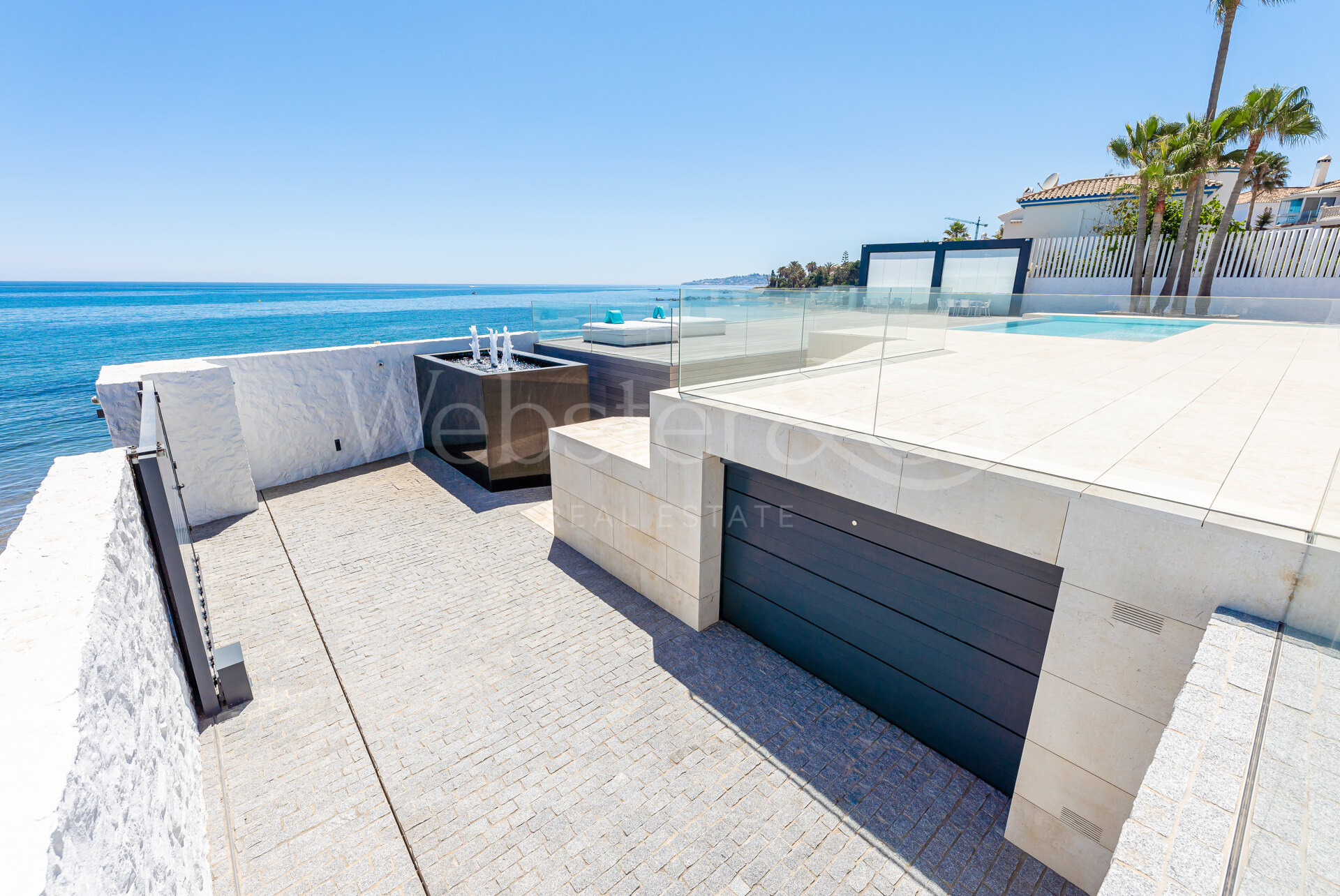 Villa en Primera Línea de Playa en Mijas Costa