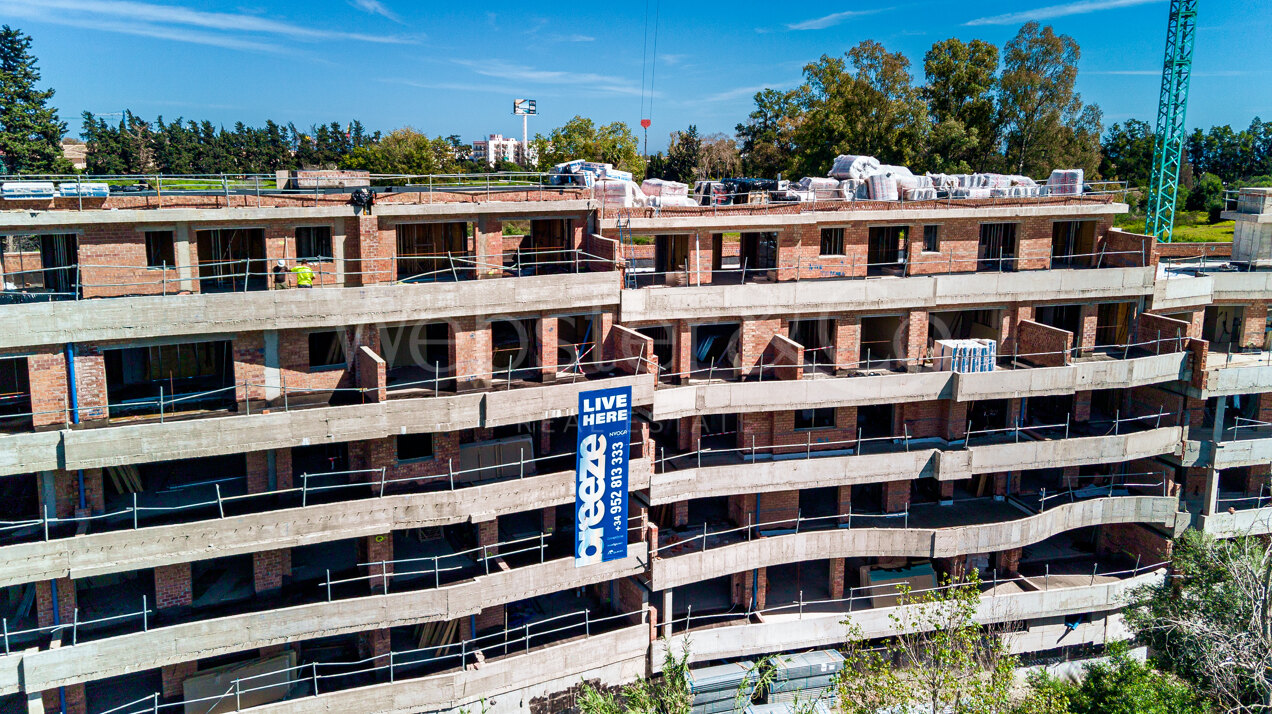 Breeze - Frontline Golf Apartments in Guadalmina