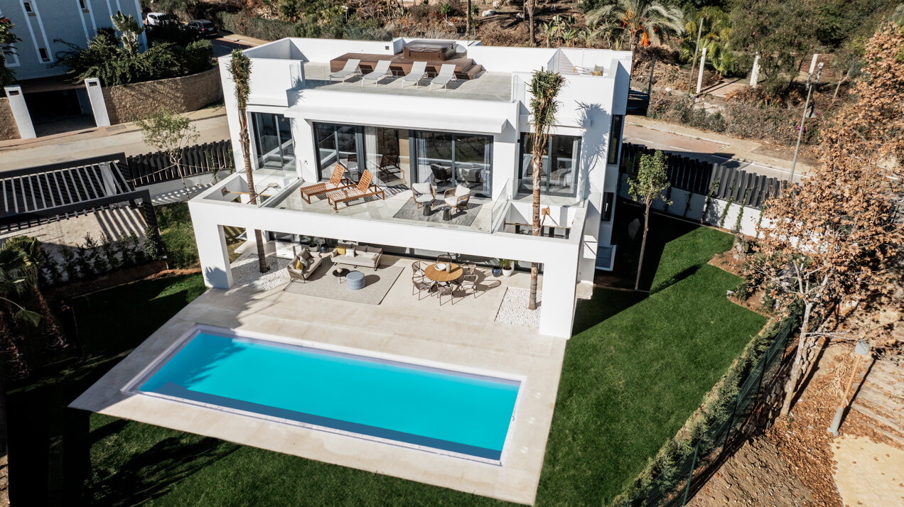 Exquisite contemporary villa nestled in the picturesque landscapes between Marbella and Estepona.