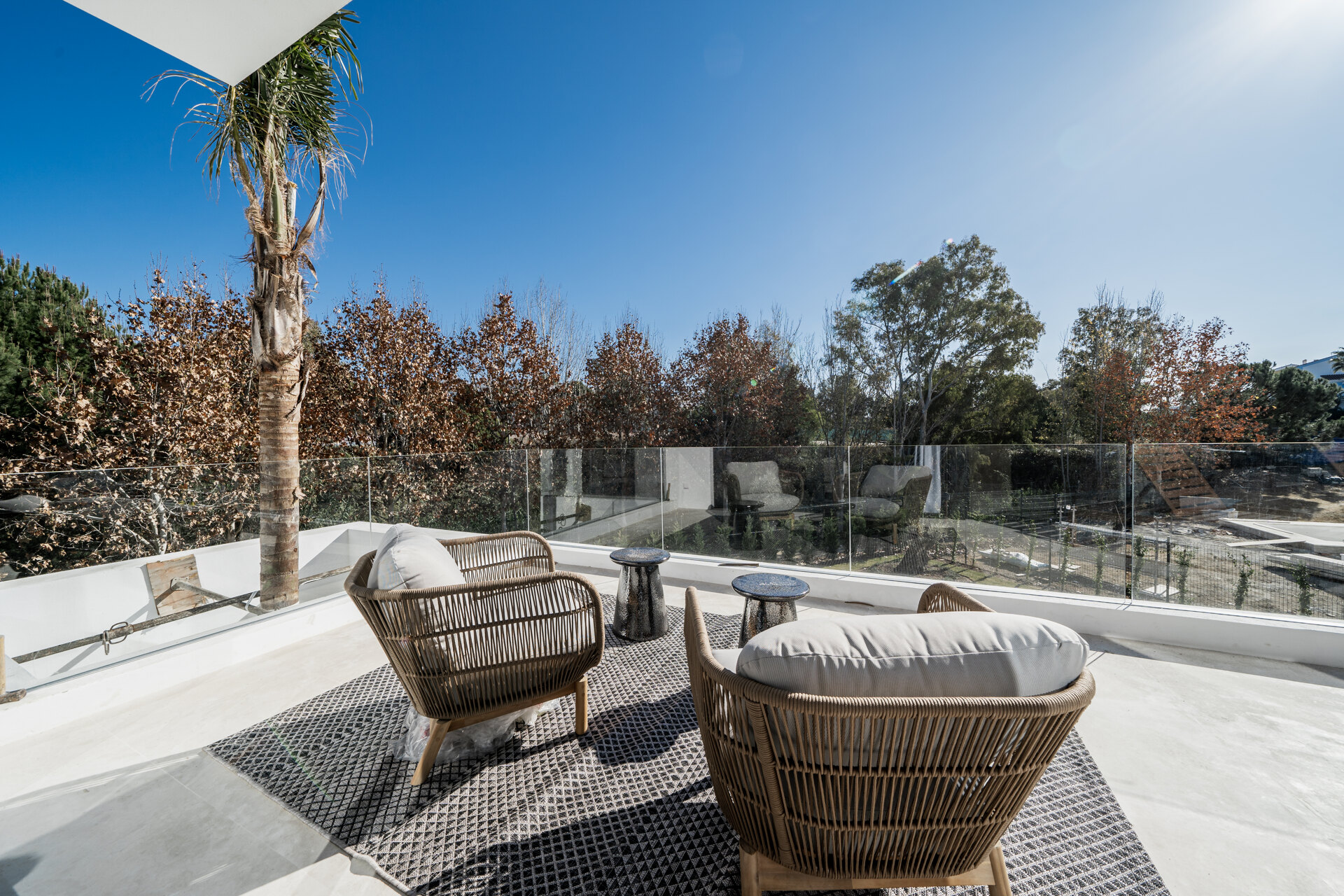 Exquisite contemporary villa nestled in the picturesque landscapes between Marbella and Estepona.
