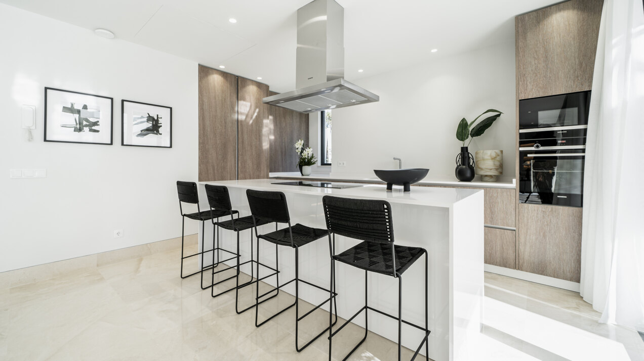 Exquisite contemporary villa nestled in the picturesque landscapes between Marbella and Estepona.