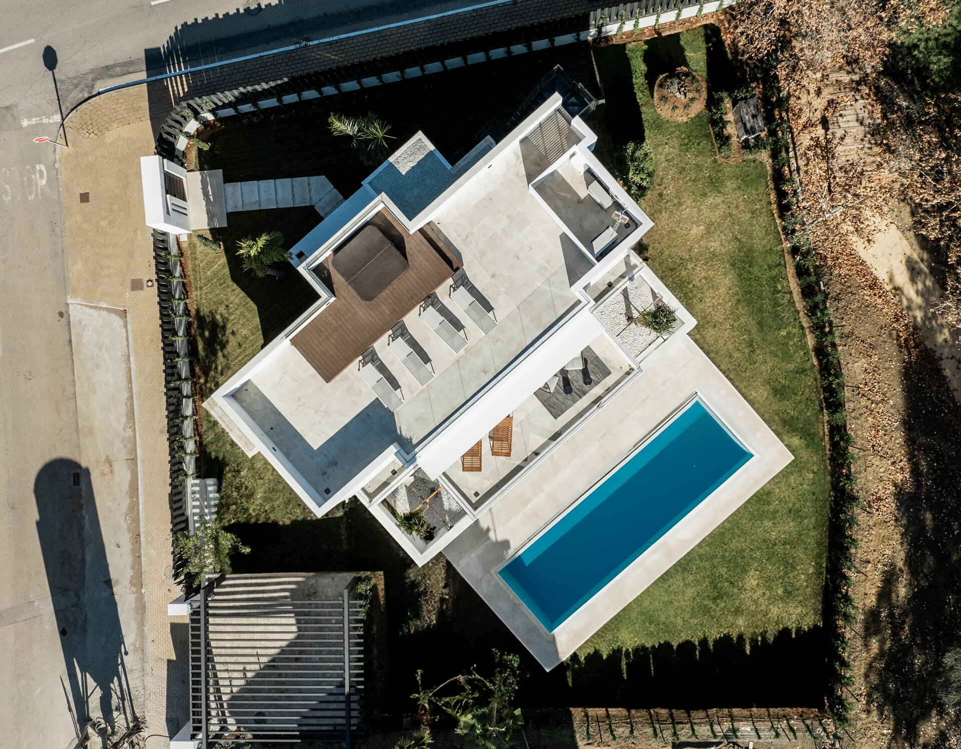 Exquisite contemporary villa nestled in the picturesque landscapes between Marbella and Estepona.