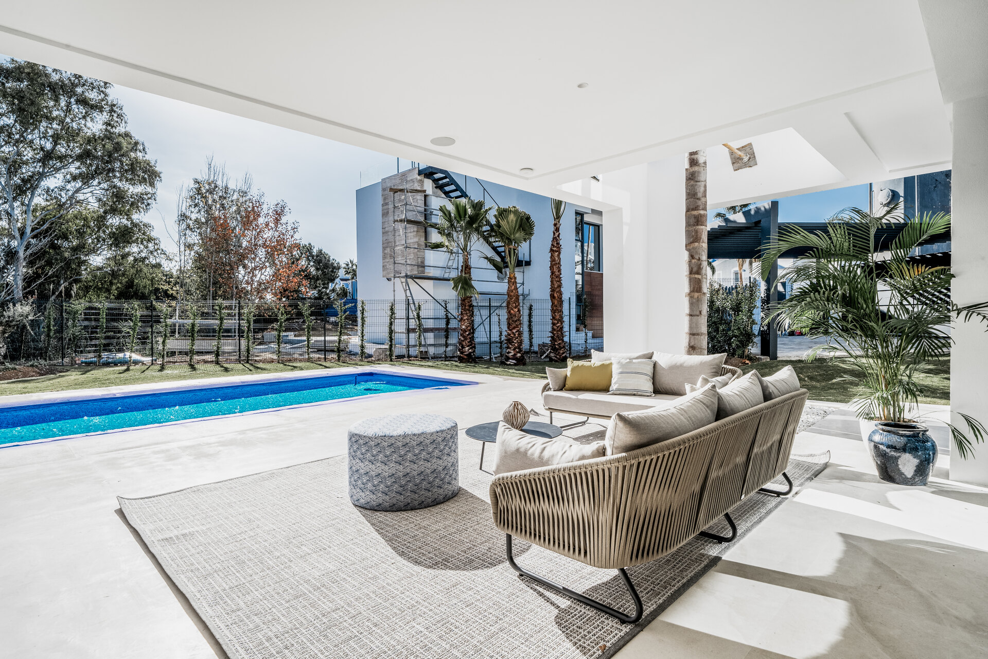 Exquisite contemporary villa nestled in the picturesque landscapes between Marbella and Estepona.